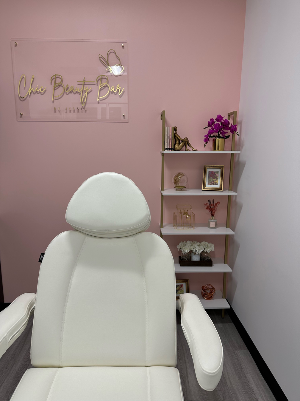 ビューティーバー Schedule Appointment with The Beauty Room